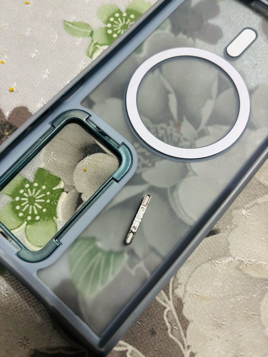 Trolling_isart's tweet photo. Just removed the Case on Samsung S24 Ultra and the volume button came off along with. 

😭 https://t.co/r6Rwnbc6wW