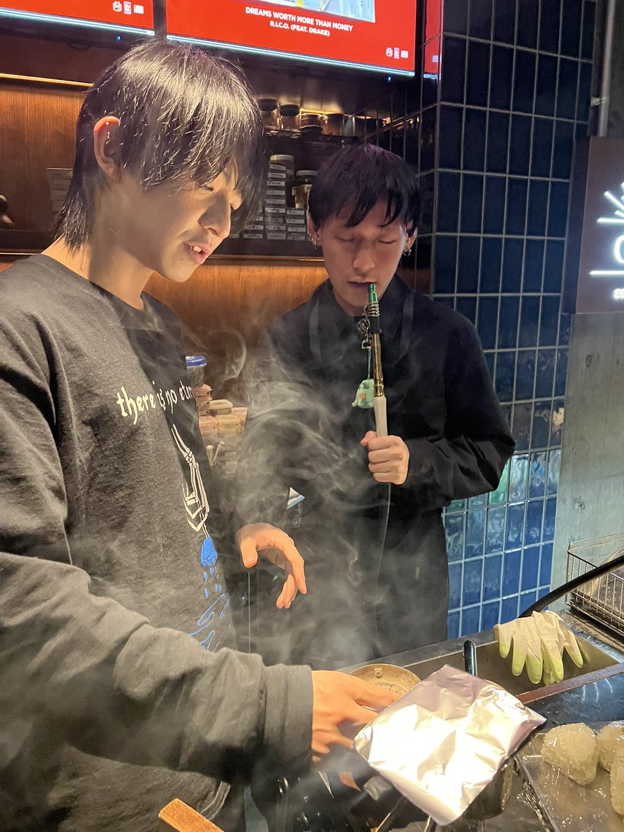本日より
元pukupuku恵比寿マネージャーのいぶによるシーシャ監修が始まりました！！！

早速講習中です！