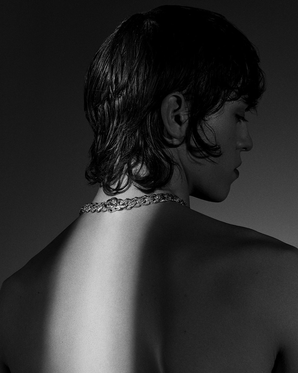 With his new collection, #EmanueleBicocchi explores the intricate dimension of contrasts and their deep significance in the present. A theme reflected in the new campaign, where young faces emerge through sharp light and deep shadow.

CONTRASTS ARE THE KEY
