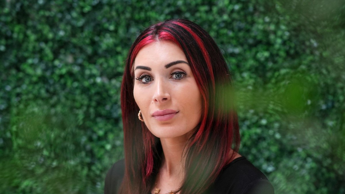bennyjohnson's tweet photo. 🚨BREAKING: Laura Loomer says Jasmine Crockett ASSAULTED one of her DC Correspondents ON CAMERA. https://t.co/eJ5QxRDHO4