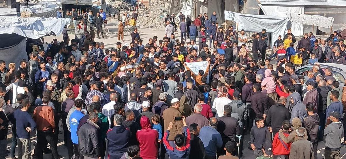 HowidyHamza's tweet photo. 🚨In northern Gaza, people are protesting amid the undescribable suffering to end this war and release the hostages immediately. https://t.co/nseI8ad5Os