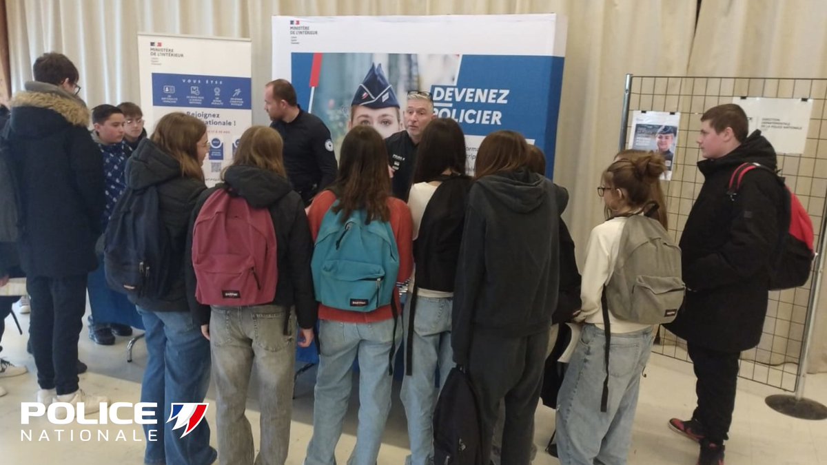 PoliceNat27's tweet photo. #MetiersdelaDefense| La #PoliceNationale est présente à #Etrepagny, dans la salle Jacques Brel pour les rencontres de la défense organisée par la Délégation Militaire Départementale de l'#Eure (#DMD27). Rencontres, informations et échanges sur les missions de la police. #Protéger https://t.co/TReGybKzHb