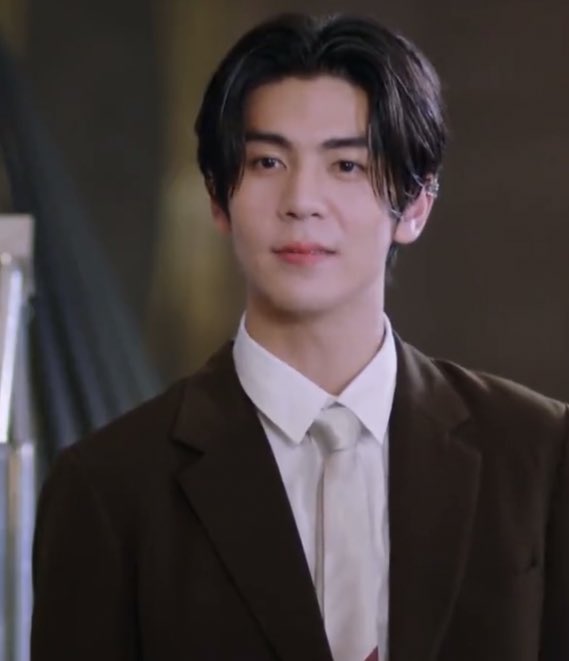 ttpvava88's tweet photo. เอาจริงๆนะ คิมหันต์มานก็อบอุ่นนะใส่ใจคนรอบข้างอยู่นะ แต่พอมีนับดาวเข้ามาเปลี่ยนความคิดทำให้คิมหันต์มานสนใจนับดาวมากขึ้นจนอยากให้เค้ามาทำงานที่โรงแรมตัวเอง  อีกอย่างนึงเลย คิมหันต์หล่อมากค่ะ จบ !  แล้วคือยังไม่ได้เป็นอะไรกับเค้า หึงนับดาวกับปฐวีเฉยเลยงง 🫵🏻😌

 #เมื่อตะวันลับฟ้าEP1 https://t.co/XMfuxKiy0W