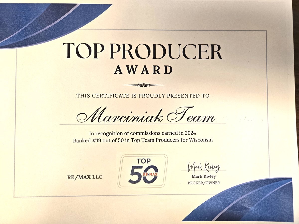MarciniakTeam's tweet image. Celebrating Success at the RE/MAX 2024 Awards!