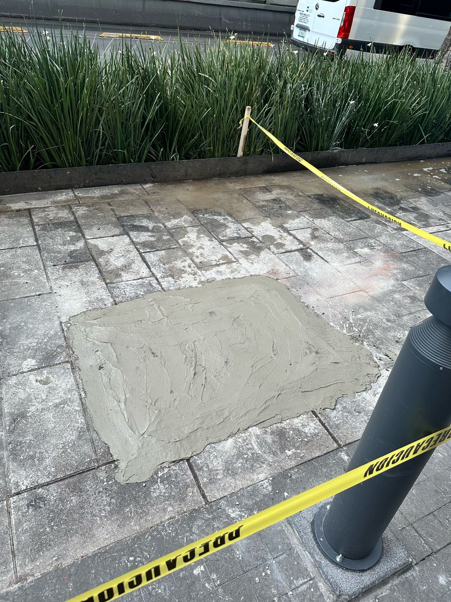 ivillasenor's tweet image. 🚨 | Inminente explosión de heces fecales en CDMX

El @GobCDMX solo echó una plasta de cemento sobre el registro que lleva meses arrojando aguas negras sobre Insurgentes Sur. ¿El problema? Ya se está cuarteando y no corrigieron la falla real, que terminará por estallar pronto.…