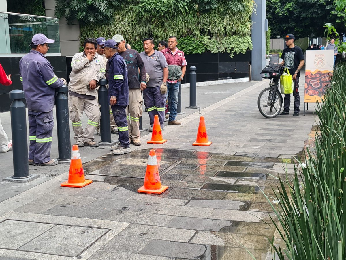 ivillasenor's tweet image. 🚨 | Inminente explosión de heces fecales en CDMX

El @GobCDMX solo echó una plasta de cemento sobre el registro que lleva meses arrojando aguas negras sobre Insurgentes Sur. ¿El problema? Ya se está cuarteando y no corrigieron la falla real, que terminará por estallar pronto.…