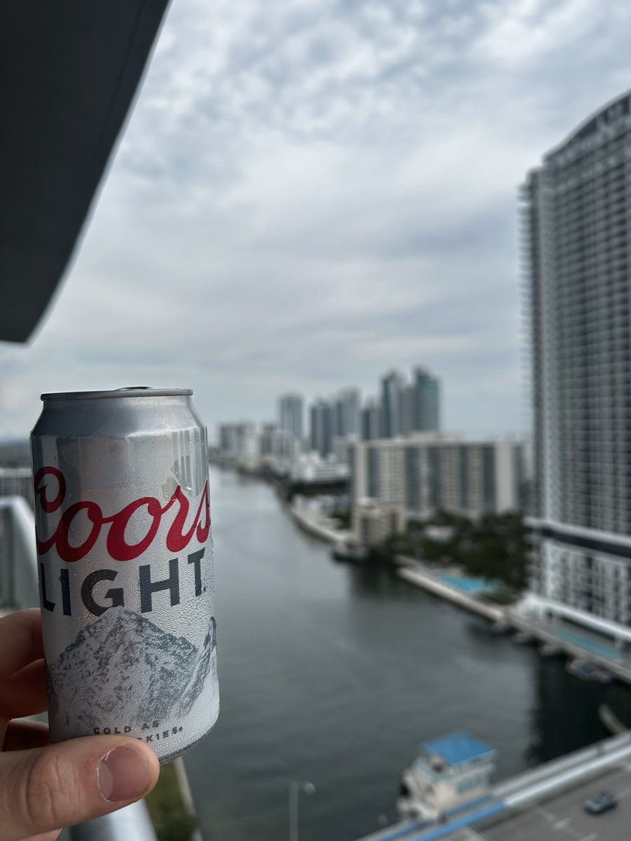 WIACTobySmith's tweet image. Mountains don’t stay cold for long, flipping hate that I have to drink them fast. Makes me wonder what @KobeSmit  is drinking in Mexico currently…