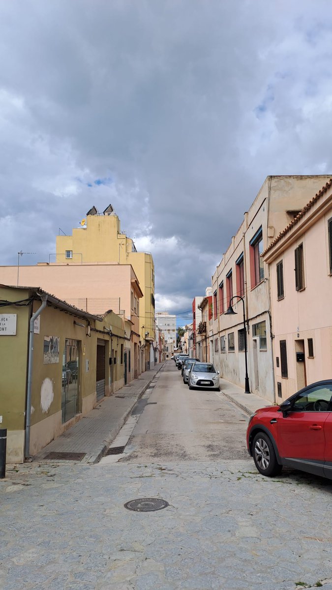Un passeig pel barri d'Es Molinar... On cada racó guarda històries amagades. Avui hem seguit els rastres d'un llegat poc conegut, entre els murs blancs i els carrers tranquils.

Què amaga aquest espai tan especial?

#EsMolinar 
#MuseuMarítimMallorca 
#HistòriaViva