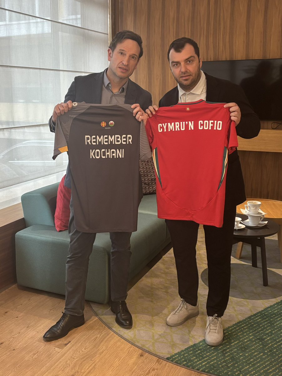 Today we met our friends at the North Macedonian Football Association to express our condolences for the Kocani tragedy. 

General Director, Goran Pandev, received a shirt signed by the <a href="/Cymru/">Wales 🏴󠁧󠁢󠁷󠁬󠁳󠁿</a> squad to demonstrate our solidarity.

Cymru'n Cofio 🏴󠁧󠁢󠁷󠁬󠁳󠁿 ❤️ 🇲🇰  <a href="/FAWales/">FA WALES</a>