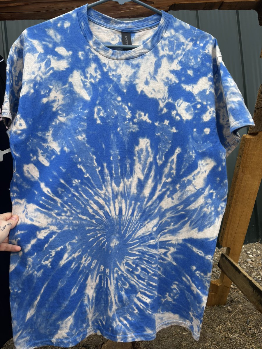 New bleach dyes available! Can be left as is, or add some decals. 

⚡️Electric Shock : size L
🍃 Earthy Green : size M
🌊 Ocean Wave : size M

$25! add up to five decals for $3 each, or leave plain. 

price includes free shipping ✨