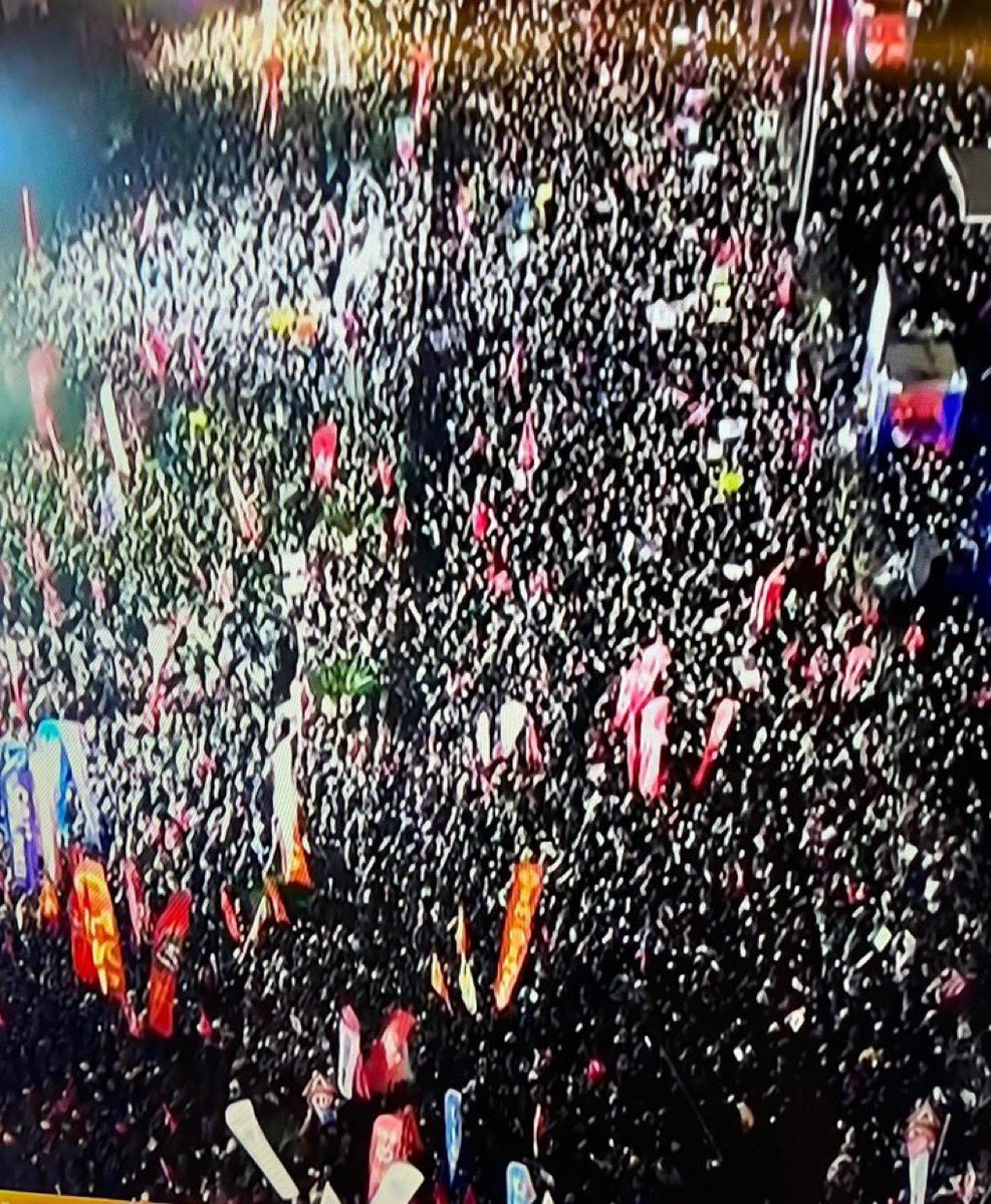 Z kuşağına dair yıllardır söylenen onca şeyin ne kadar haksız olduğunu bir kez daha gördük…

Onları “ilgisiz”, “vurdumduymaz”, “tarihten bihaber” diye yaftalayanlar, şimdi gözlerini açıp bu cesareti, bu dik duruşu izlesin…

Hak, hukuk, adalet için korkusuzca mücadele eden,