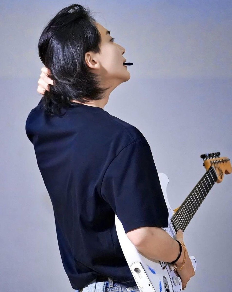 lovewonsu's tweet photo. r u mine? 
a #jeonghan x oc au

— people say that liking a band's lead singer and guitarist is not for the weak. jace yoon, who has a quiet and cold personality, faces the dilemma of risking his feelings for you or the chance of losing you. https://t.co/4DBrqyw246