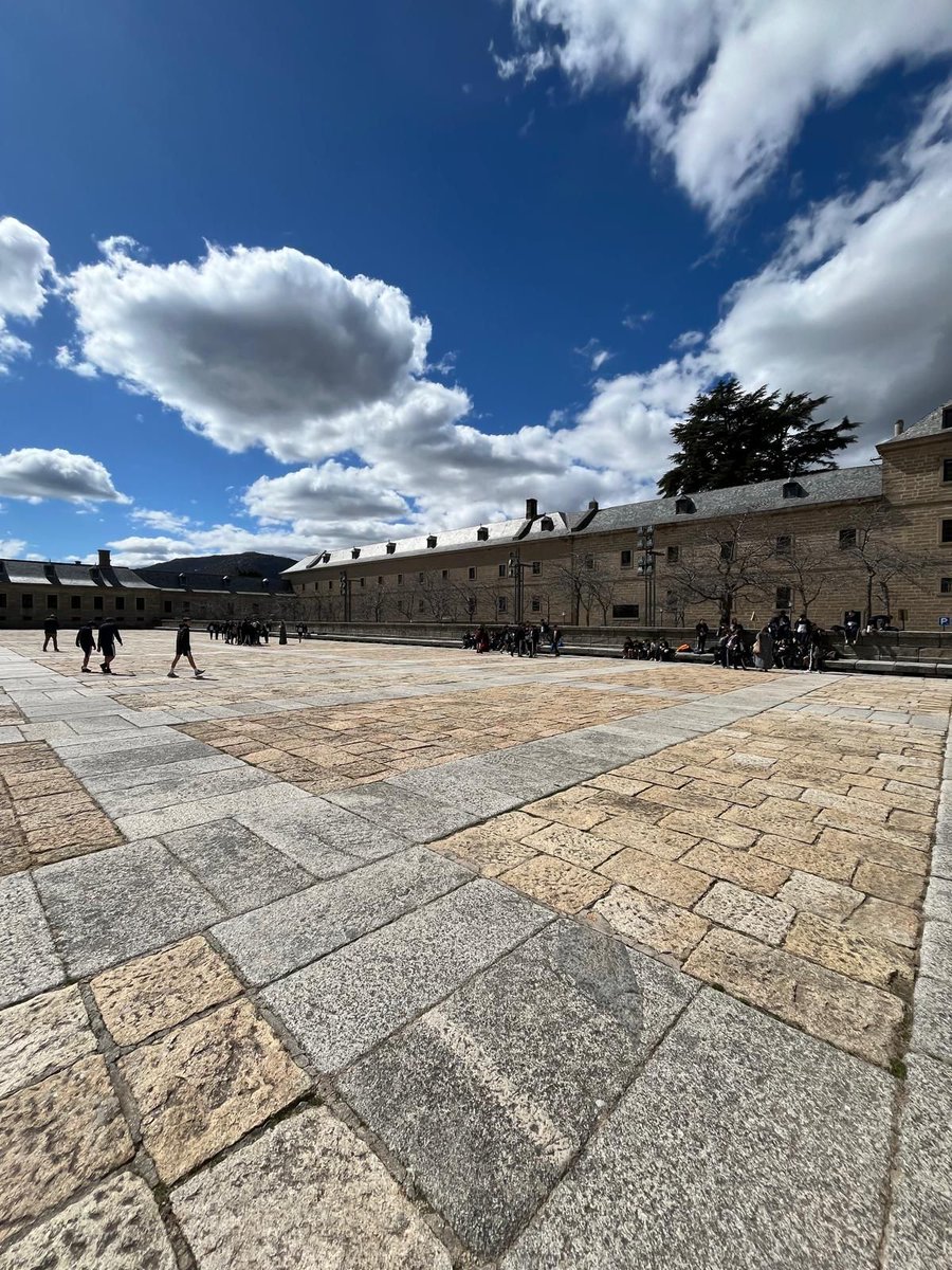 patrociniosj's tweet photo. ¡Los alumnos de 1ºESO han disfrutado un magnífico día en El Escorial en compañía de Felipe II y su corte real! 🌟 #TrendeFelipeII 🚂👑 https://t.co/2jOQuC1Wh2