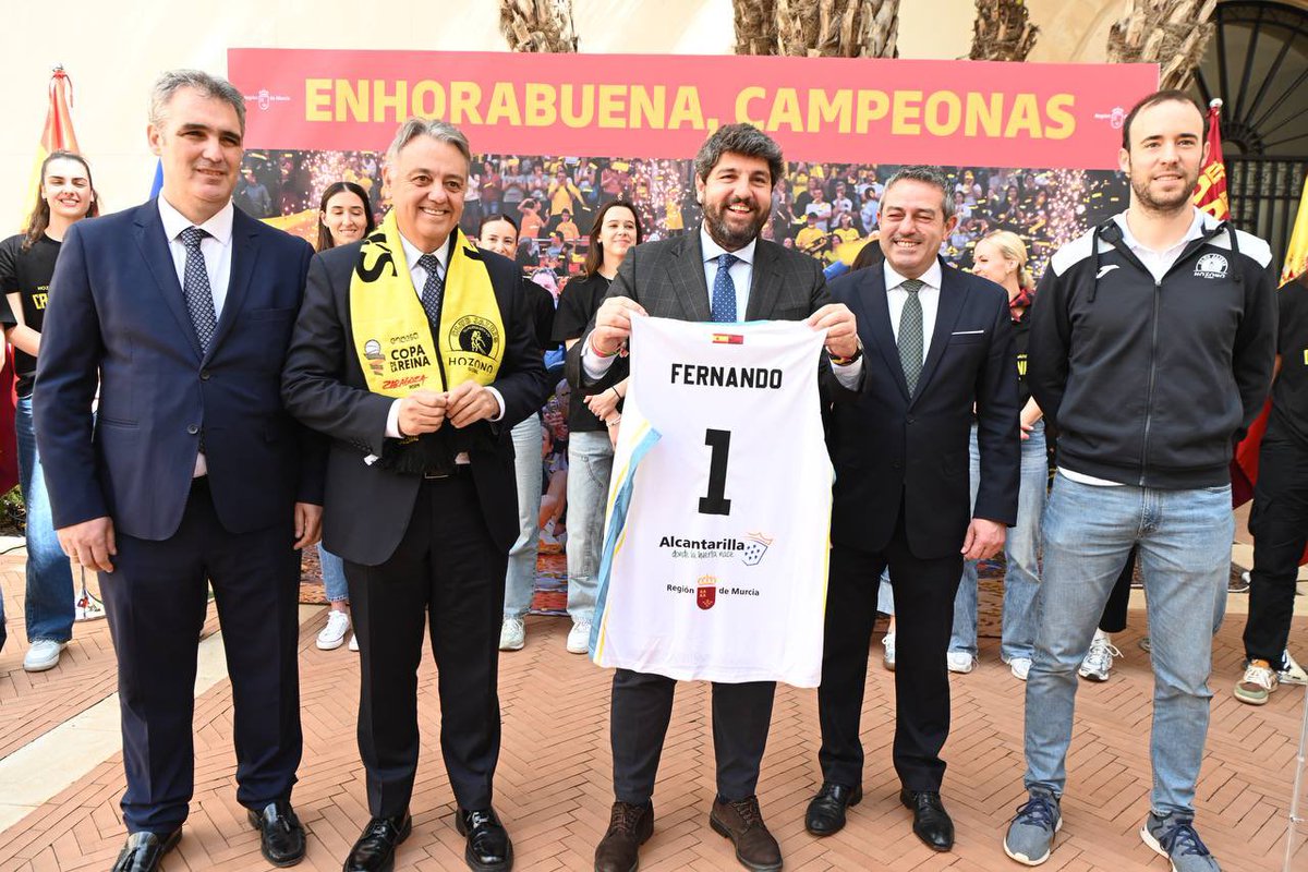 Fernando López Miras (@lopezmirasf) on Twitter photo Las jugadoras del <a href="/CBJairis/">Hozono Global Jairis</a> ya forman parte de la historia del baloncesto español y de la #RegióndeMurcia.
Sois campeonas de la #CopaReinaLFEndesa por vuestro coraje, tesón y buen juego.
¡Enhorabuena a todo el equipo, al alcalde <a href="/JBuendiaGomez/">Joaquín Buendía</a> y al pueblo de Alcantarilla! Las jugadoras del <a href="/CBJairis/">Hozono Global Jairis</a> ya forman parte de la historia del baloncesto español y de la #RegióndeMurcia.
Sois campeonas de la #CopaReinaLFEndesa por vuestro coraje, tesón y buen juego.
¡Enhorabuena a todo el equipo, al alcalde <a href="/JBuendiaGomez/">Joaquín Buendía</a> y al pueblo de Alcantarilla!