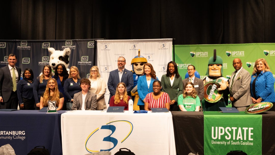 USCUpstate's tweet image. 💚 TEACHSpartanburg is here! This first-of-its-kind partnership between @sccyourcollege, Spbg. County School District 3 &amp;amp; USCU creates a seamless pathway for students to earn degrees &amp;amp; gain hands-on teaching experience. Congrats to the first cohort! #USCUpstate #FutureEducators