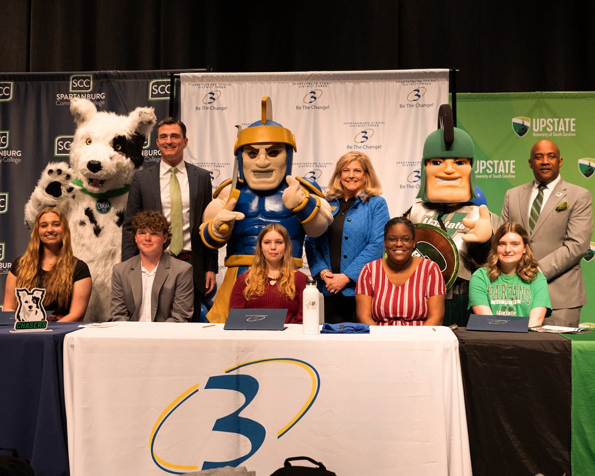 USCUpstate's tweet image. 💚 TEACHSpartanburg is here! This first-of-its-kind partnership between @sccyourcollege, Spbg. County School District 3 &amp;amp; USCU creates a seamless pathway for students to earn degrees &amp;amp; gain hands-on teaching experience. Congrats to the first cohort! #USCUpstate #FutureEducators