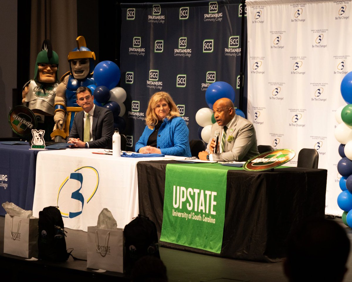 USCUpstate's tweet image. 💚 TEACHSpartanburg is here! This first-of-its-kind partnership between @sccyourcollege, Spbg. County School District 3 &amp;amp; USCU creates a seamless pathway for students to earn degrees &amp;amp; gain hands-on teaching experience. Congrats to the first cohort! #USCUpstate #FutureEducators