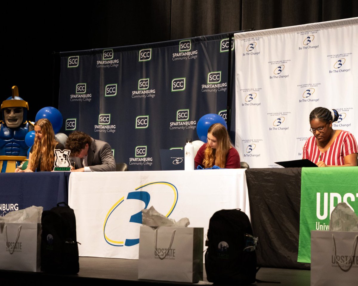 USCUpstate's tweet image. 💚 TEACHSpartanburg is here! This first-of-its-kind partnership between @sccyourcollege, Spbg. County School District 3 &amp;amp; USCU creates a seamless pathway for students to earn degrees &amp;amp; gain hands-on teaching experience. Congrats to the first cohort! #USCUpstate #FutureEducators