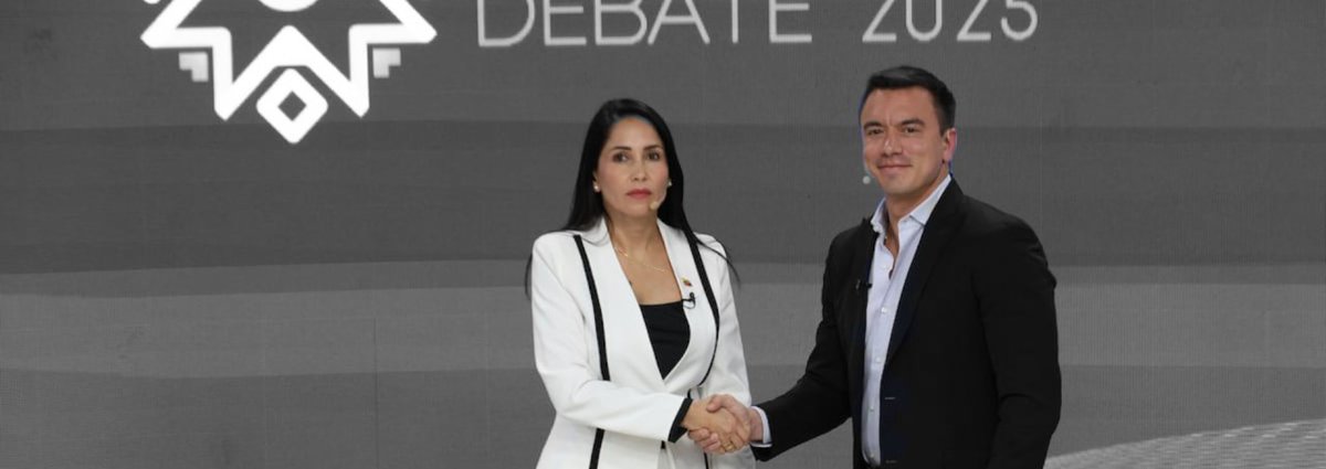 EDITORIAL| Tanto Luisa como Noboa demuestran pobreza absoluta en su debate político, que describe con precisión la situación de la consciencia política colectiva del país. 

El fenómeno de desclasamiento impregna a la sociedad civil organizada.

👉shorturl.at/qyihg