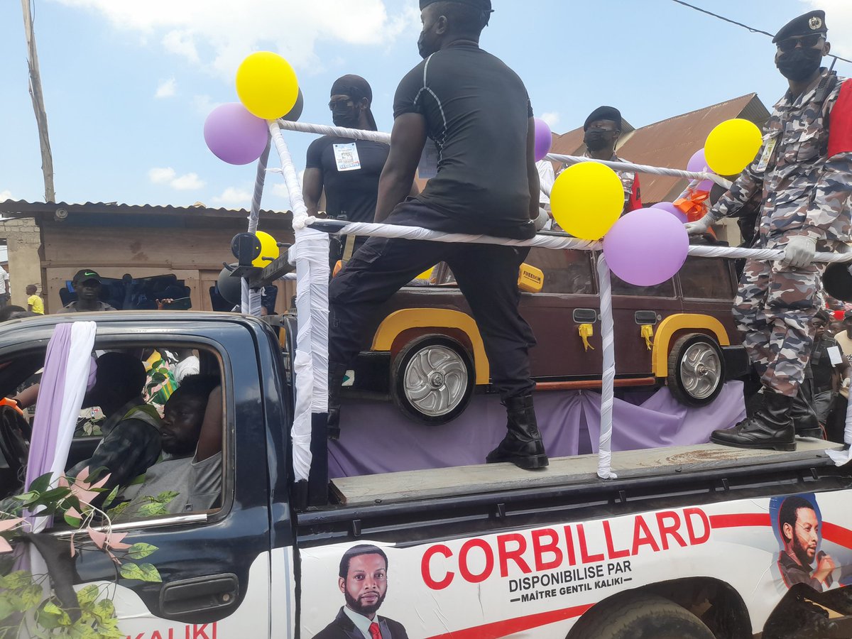 DMughenze's tweet photo. #Beni : sauve-qui-peut au cimetière de Kimbangu et environs. L'enterrement de #Delcat #Idengo tourne à une tension vive. Après des dégâts humains, des détonations d'armes atteignent d'autres zones un peu loin du cimetière. Le corps de la personne tuée par balle placé à la morgue https://t.co/jbGV3xxbfi
