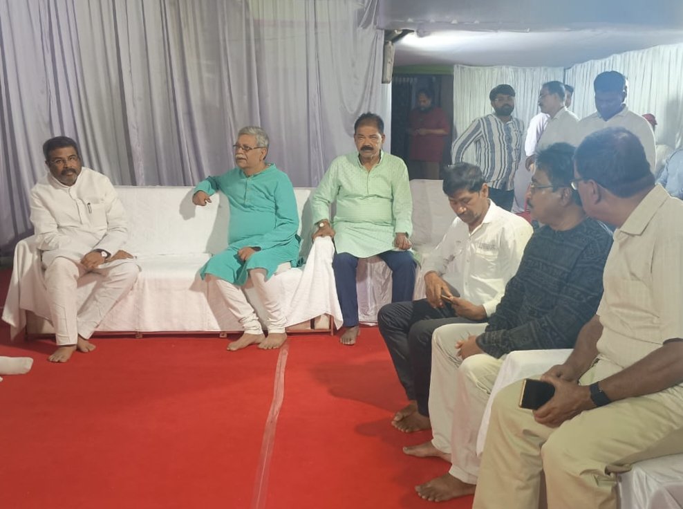 snshindol's tweet photo. Today 25.03.2025 #Talchar, paying my respect to late Shri Debendra Pradhan Ji, former Union Minister of Surface Transport in the Vajpayee Cabinet ππ»
Met his family, Shri @dpradhanbjp Ji, present Union Minister Education and his wife Smt Mridula Thakur Ji, condoled with them https://t.co/p7I3vwA9vt
