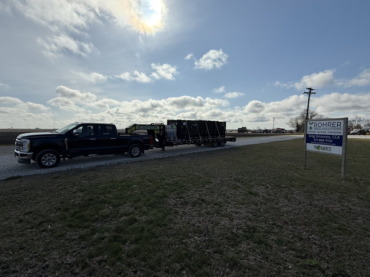 Last big load of corn rolling out with a tote of InGrained micronutrients for wheat green up. Every customer got what they ordered without any substitutions!@ProHarvestSeeds <a href="/TracerMinerals/">Tracer Minerals LLC</a>