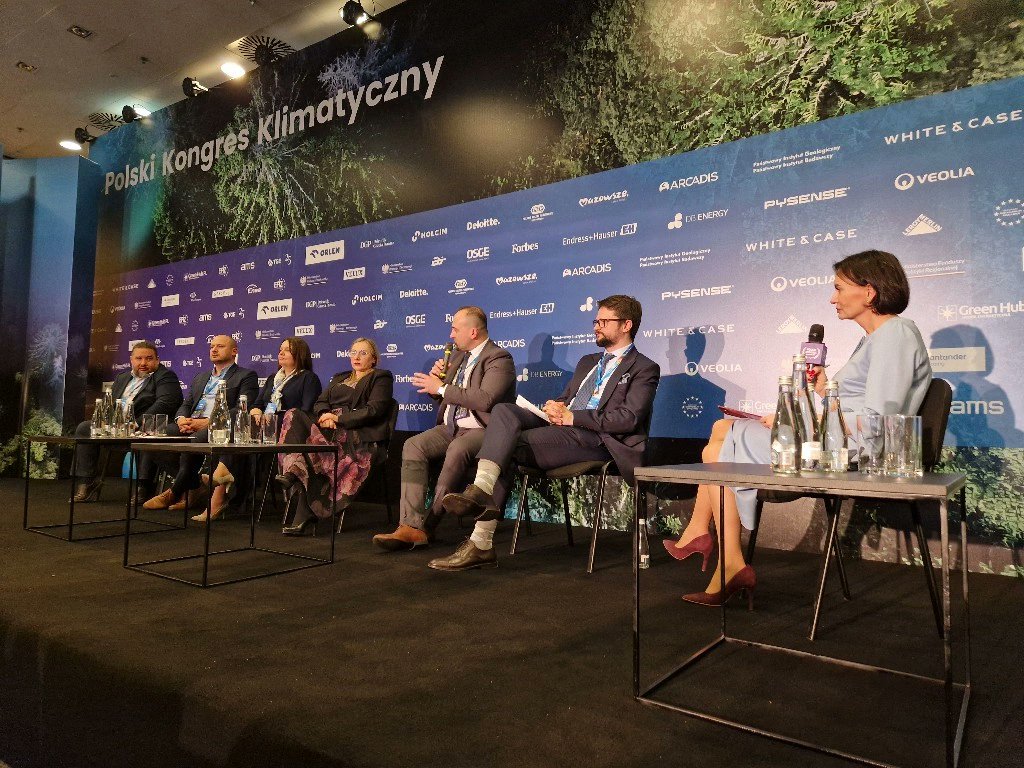 Mierzymy się z klęską złożoności. Możemy planować, ale i tak będziemy zaskoczeni. 10 lat temu nikt nie spodziewał się, że dzisiaj będziemy mieli prawie 22 GW mocy w #PV - powiedział w czasie <a href="/CNEClimate/">Polski Kongres Klimatyczny CNE Climate Summit</a> dyrektor Departamentu Strategii PSE <a href="/robertomasz/">Robert Tomaszewski</a>.