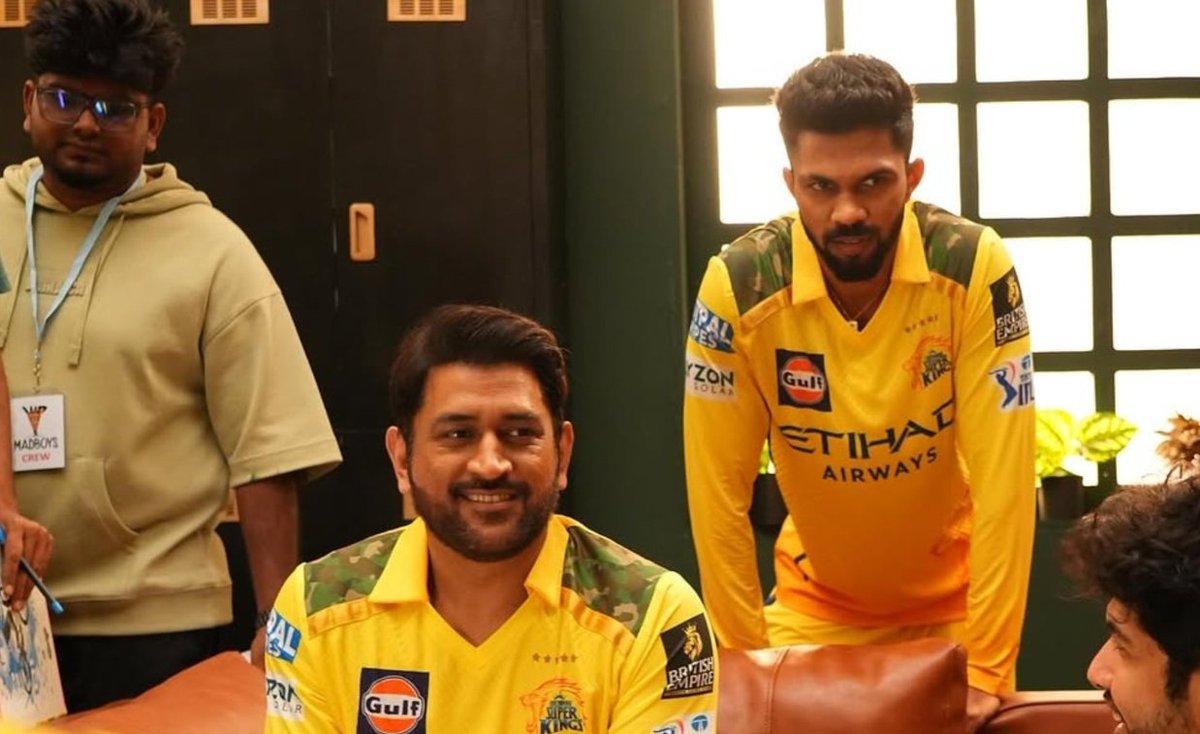 Itz_KarthiVfc6's tweet photo. #ThalaMSD With #Ruthu Shooting Spt pic 🦁💛💛🤟

#CSK https://t.co/K3aXwRiETi