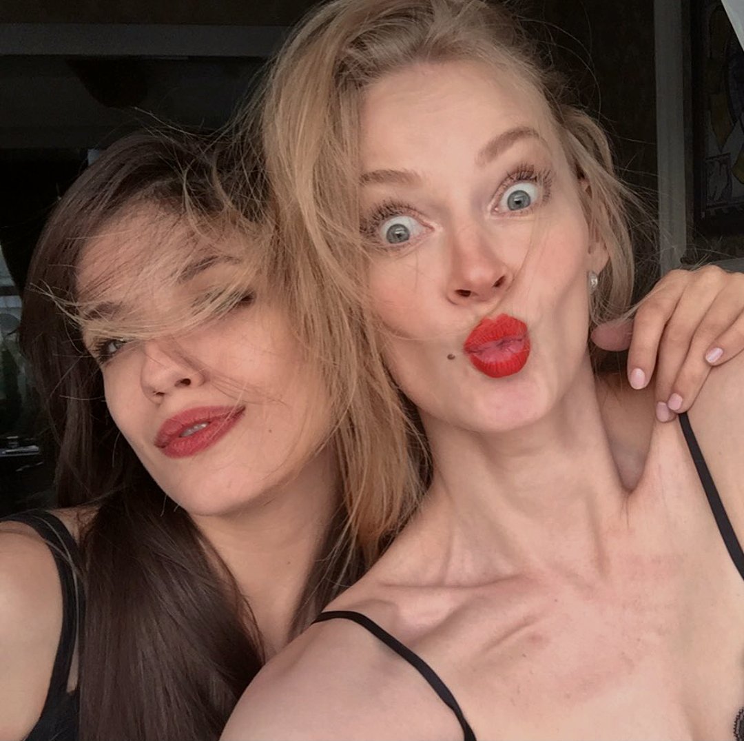 ⠀ ⠀ ⠀ ⠀ ⠀
⠀ ⠀ ⠀ ⠀ ⠀
сперва сестрёнки, темки, а потом уже интрижки.💋