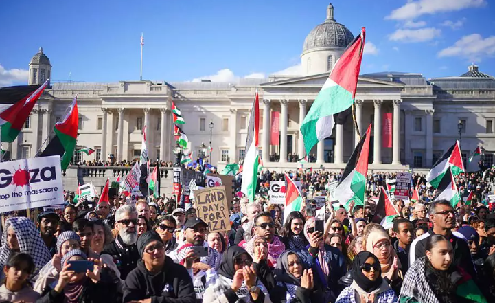 Brightmind_ME's tweet photo. 77% of British Jews said they felt less safe. 

In the UK 🇬🇧, antisemitism surged immediately after October 7, with 2,699 incidents recorded from October-December 2023 alone -two-thirds of the entire year's total. 

Terror breeds hate. https://t.co/VoQjpNRTNw