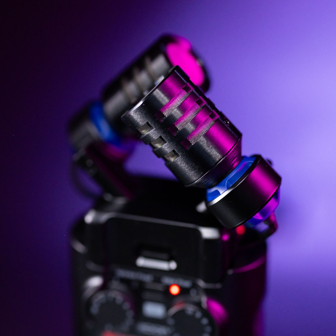 ZoomSoundLab's tweet image. The 19.4mm microphones on the H5studio deliver incredible frequency response, 140 dB max SPL, and an expansive dynamic range. Bigger mics = deeper, richer recordings with unmatched depth and clarity. 🎧

#zoomsoundlab #audiorecorder #proaudio