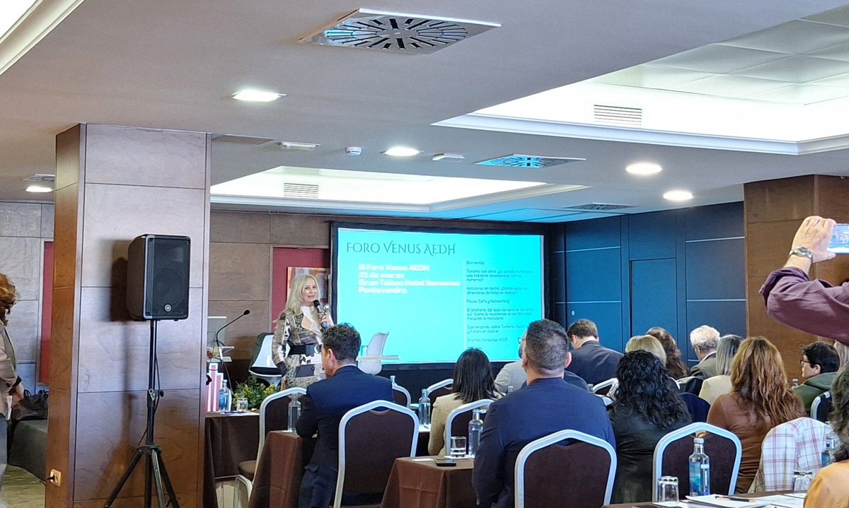 Directores de Hotel #TurismoSomosTodos #50AEDH (@comunidad_aedh) on Twitter photo 🙋♀️ Comienza el Foro #AEDHVenus 2025. <a href="/evaballarin/">EVΛ BΛLLΛRIN</a> nos habla de la voluntad del evento de dotar a las mujeres de las herramientas para poner al mismo nivel a hombres y mujeres en la carrera de la vida profesional. 🙋♀️ Comienza el Foro #AEDHVenus 2025. <a href="/evaballarin/">EVΛ BΛLLΛRIN</a> nos habla de la voluntad del evento de dotar a las mujeres de las herramientas para poner al mismo nivel a hombres y mujeres en la carrera de la vida profesional.