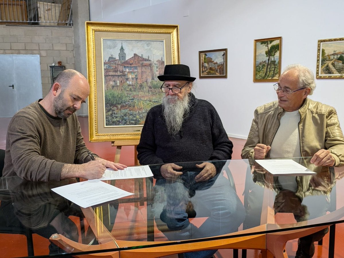 🖼️ Com a acte de cloenda de l'exposició "Planas Doria. Art, cultura i patrimoni de Sant Hilari", es va signar el contracte de cessió en propietat de l'obra "Els horts" a la Fundació Sútia d'Art per part de l'Associació Planas Doria

✒️ La signatura del regidor de Cultura,