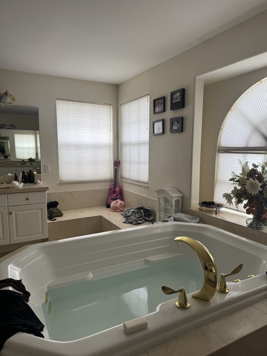 How tf this bath water blue with no sky and the blinds closed….😐