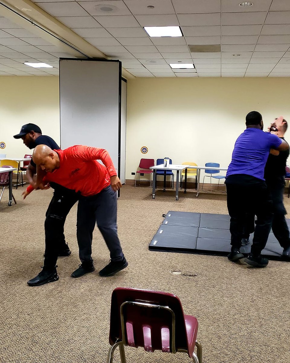 ControlledFORCE's tweet image. Law enforcement, military, and security rely on key skills to stay safe. Controlled F.O.R.C.E.'s MACH 5.0 program enhances training in movement, takedowns, handcuffing, team arrest tactics, and baton control. Stay prepared, stay in control.