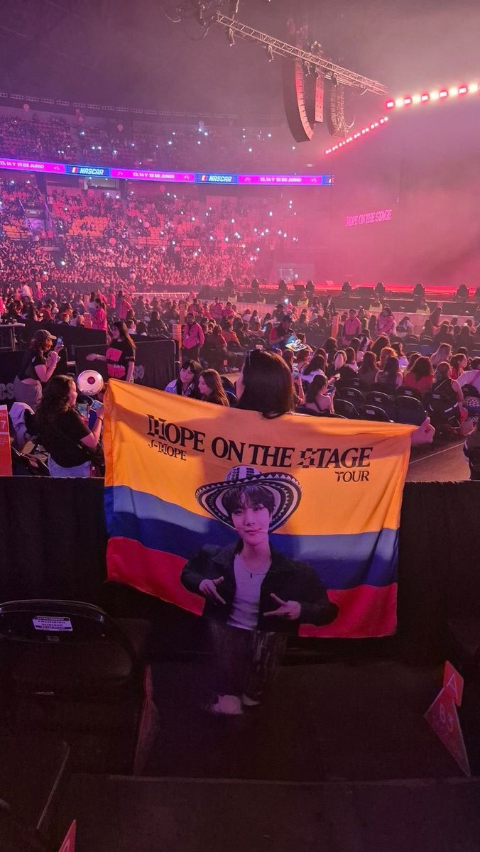 TOORLY's tweet image. Colombian ARMYs traveled 3,169 km to see #JHOPE
live, while 4,899 fans have already made a request to see him in Colombia! 🇨🇴

After an incredible show in Mexico City, there’s no doubt J-Hope is loving the Latin American audience—now it's time to listen and make a show happen! 💜…