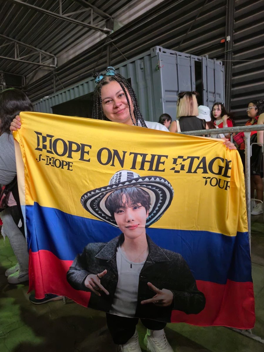 TOORLY's tweet image. Colombian ARMYs traveled 3,169 km to see #JHOPE
live, while 4,899 fans have already made a request to see him in Colombia! 🇨🇴

After an incredible show in Mexico City, there’s no doubt J-Hope is loving the Latin American audience—now it's time to listen and make a show happen! 💜…
