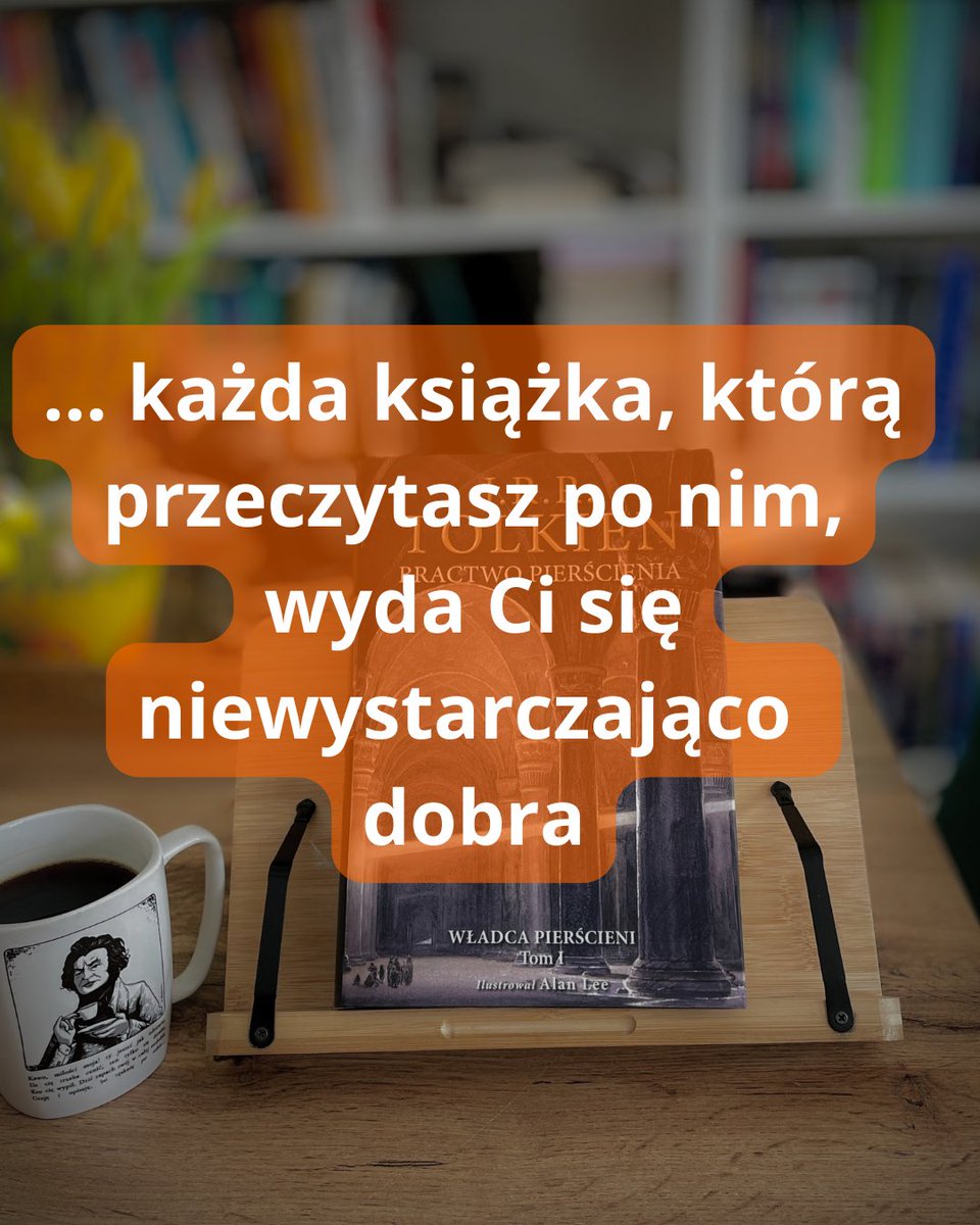 TBookking's tweet image. 📚 Nie czytaj Tolkiena, bo... 📚
Dzisiaj obchodzimy Dzień Czytania Tolkiena, ale zanim sięgniesz po „Władcę Pierścieni” czy „Silmarillion” – ostrzegam: to pułapka! 😂