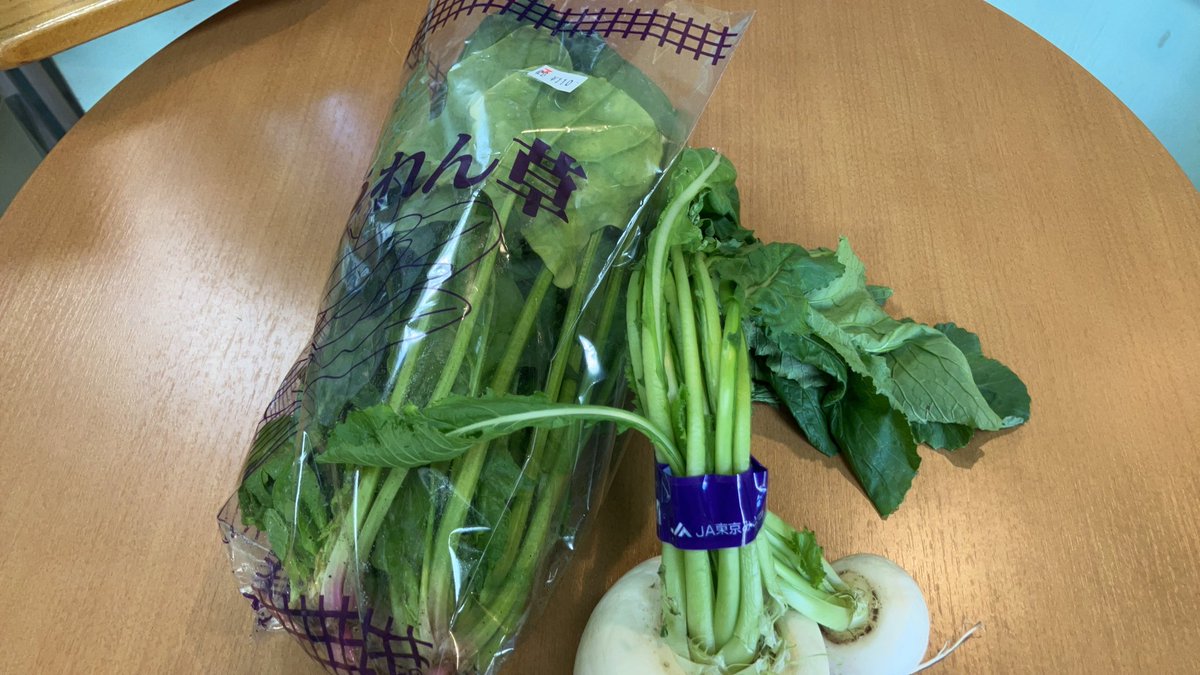 ご近所農家の野菜直売所が物置になっていました。理由を聞いたら、その畑で収穫したものであっても、その農地内で販売行為を行なうと税の対象だと役所から指摘があり、その額が聞いて驚くほど高く、閉鎖したとの事。畑の一角、ほんの3㎡程度です。