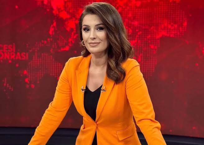 #SONDAKİKKA | Bebek kat*li Öcalan’ın mektubu okunurken, Kürtçe yapılacak açıklamayı “Türkiye Cumhuriyeti topraklarında ancak Türkçe konuşulur” diyerek yayınlatmayan Serap Belovacıklı'ya RTÜK, 5 hafta ekran yasağı verdi.