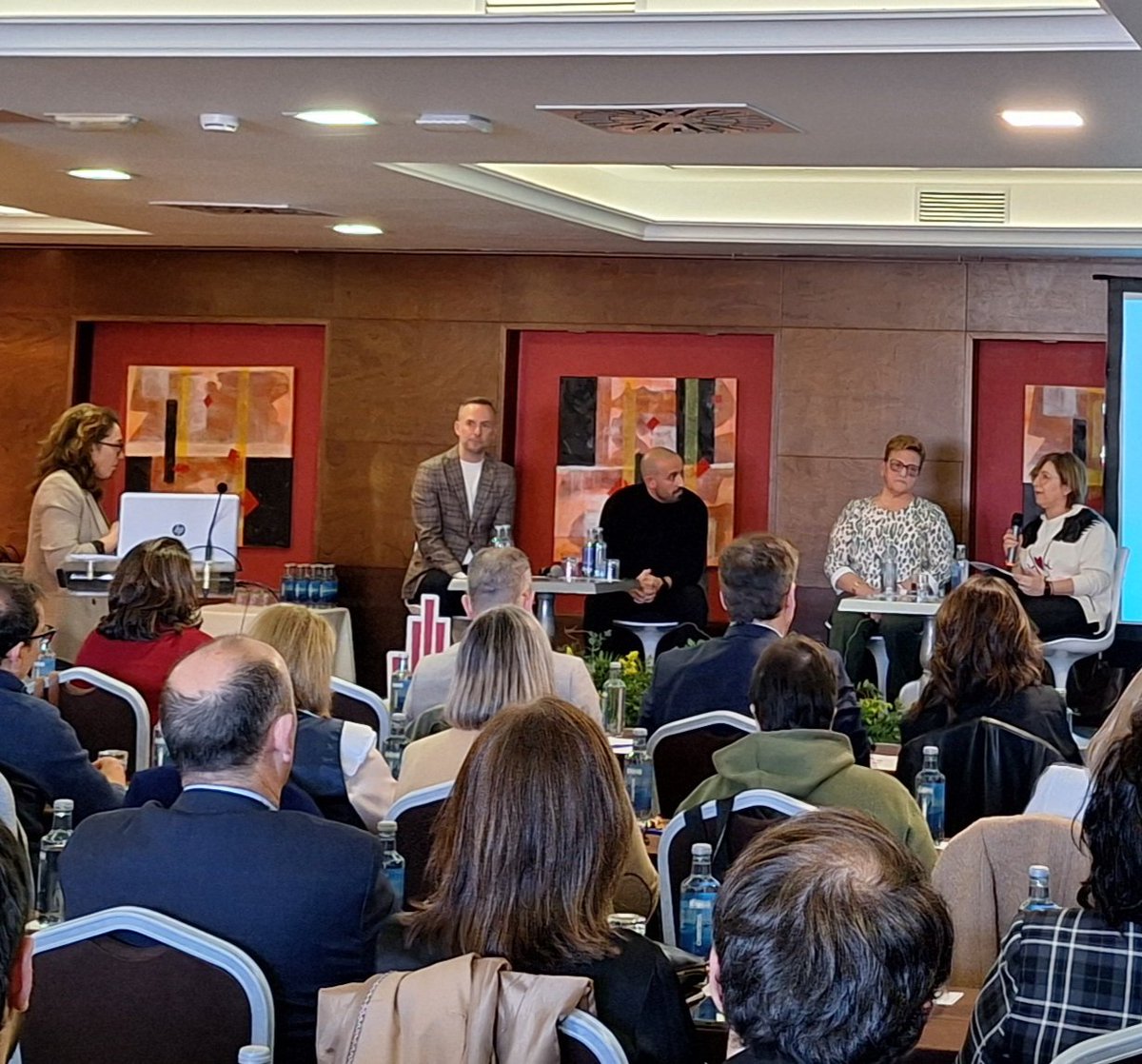Directores de Hotel #TurismoSomosTodos #50AEDH (@comunidad_aedh) on Twitter photo 🙋 La primera mesa de este evento #AEDHVenus 2025 va de cómo humanizar una empresa obsesionada por los números. Conduce <a href="/canda_lino/">Rosana CANDA lino</a> directora del #HotelTalasoAtlántico. 🙋 La primera mesa de este evento #AEDHVenus 2025 va de cómo humanizar una empresa obsesionada por los números. Conduce <a href="/canda_lino/">Rosana CANDA lino</a> directora del #HotelTalasoAtlántico.