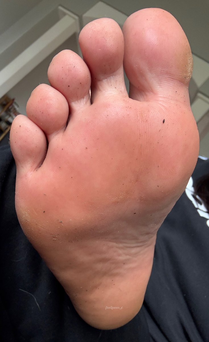 feetqueen_x's tweet photo. ⚠️ incoming giant sole ⚠️ https://t.co/WIgCkF6G07