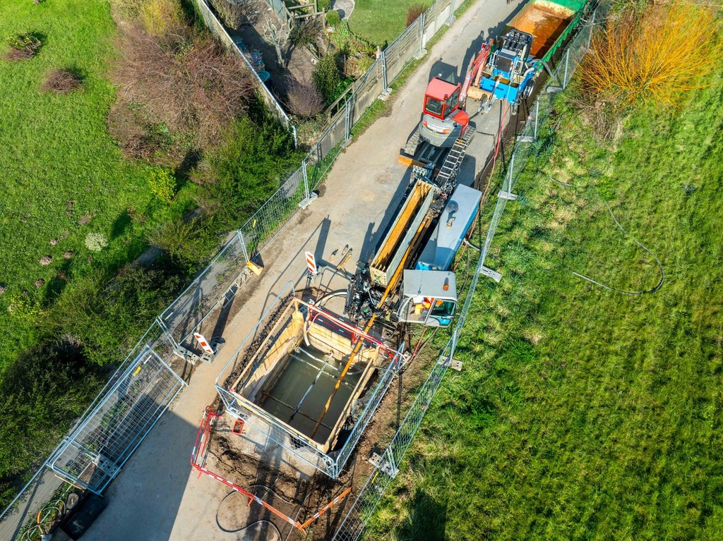 🕯️Le chantier de la liaison électrique souterraine du projet Celtic Interconnector fête sa première année !
➡️Aujourd’hui, 40 % des travaux de génie civil sont achevés. 
🚧Les travaux se poursuivent, avec notamment, la réalisation d'un forage dirigé pour franchir le ruisseau de