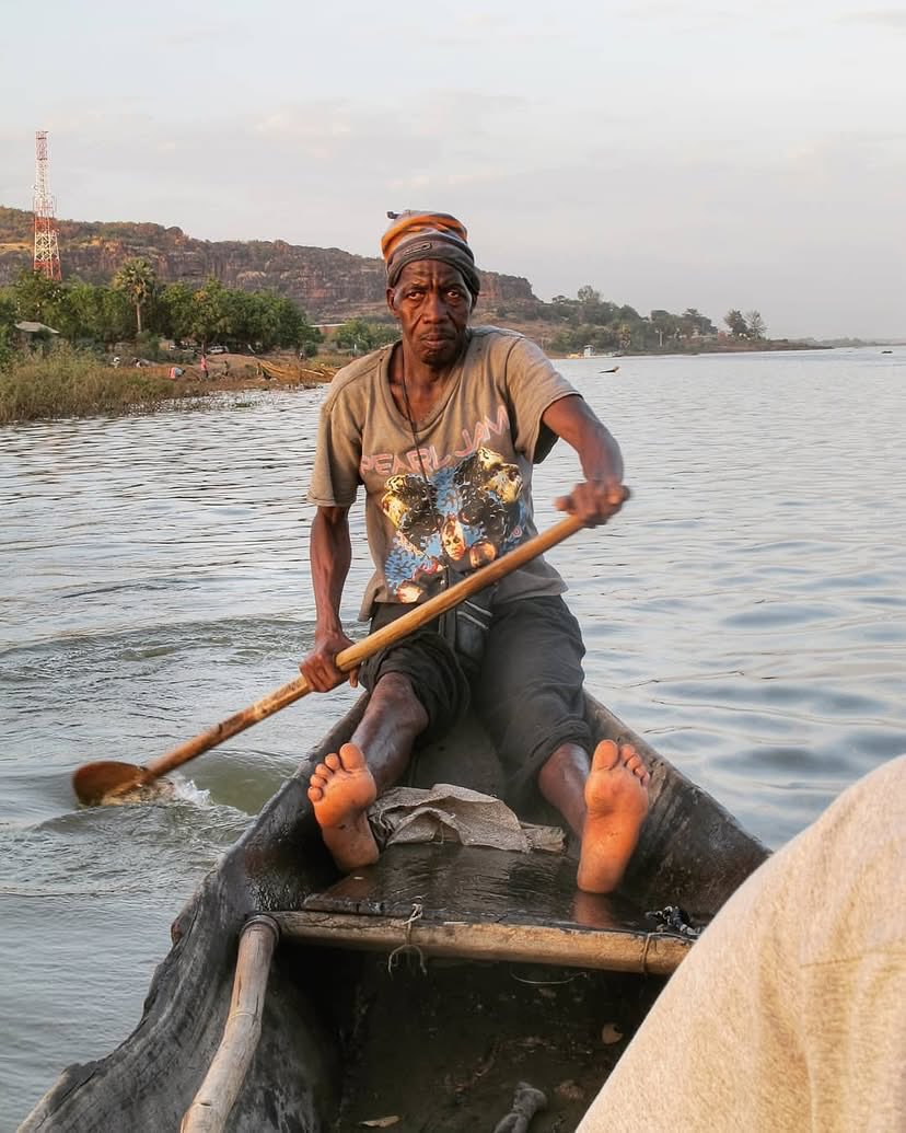 teammalian's tweet photo. Les Bozo sont avant tout réputés pour leur expertise dans la pêche, au point d’être surnommés « maîtres du fleuve ». Ils pratiquent la pêche à l’aide de pirogues traditionnelles et de filets artisanaux. #bozo #mali https://t.co/Yo1qWkPgQK
