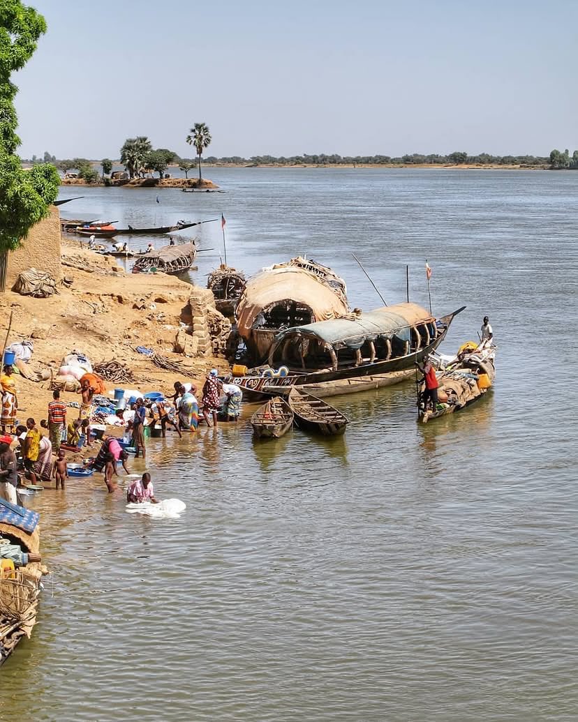teammalian's tweet photo. Les Bozo sont avant tout réputés pour leur expertise dans la pêche, au point d’être surnommés « maîtres du fleuve ». Ils pratiquent la pêche à l’aide de pirogues traditionnelles et de filets artisanaux. #bozo #mali https://t.co/Yo1qWkPgQK