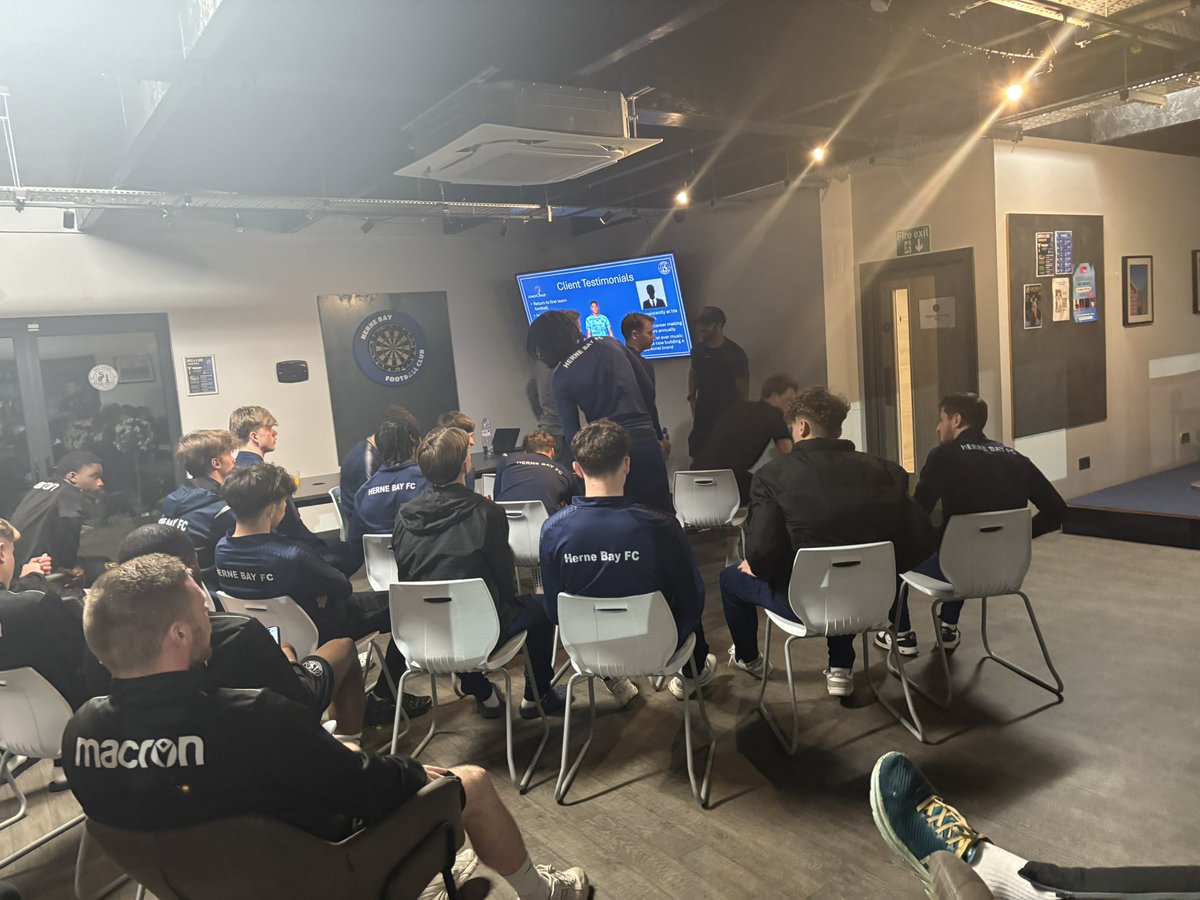 fraserwalker7's tweet photo. I had the opportunity to speak at @HerneBayFC recently, and it got me thinking about the importance of mental health in football. 🧠⚽
Did you know?
12.5% of men in England have a mental health disorder.
A typical matchday squad for a side has how many men in it?
#football https://t.co/UbjXJsejhF