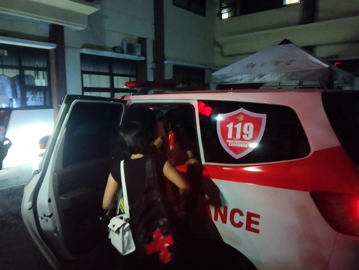 jorgianaaa's tweet image. ini dokumentasi jelas ya ambulans dari humanies dibawa ke polres, padahal jelas kondisinya ada mahasiswi yang lagi sesak nafas.

itu polres ya, bukan RS.
