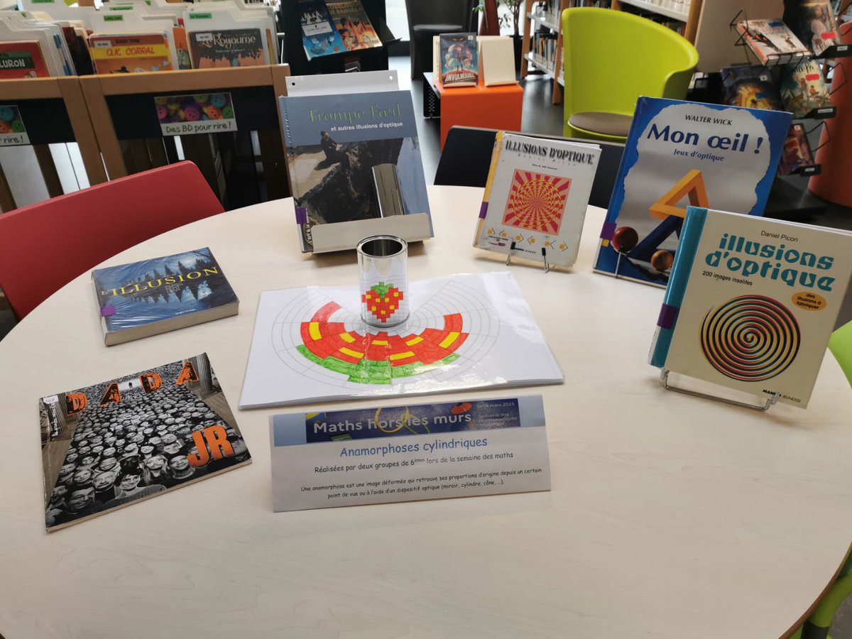 Au collège Jean Emond, mes élèves de 6ème ont travaillé sur les anamorphoses cylindriques durant la #SDM2025 
Leurs réalisations ont trouvé leurs place au C.D.I. entourées d’ouvrages traitant du même sujet.
<a href="/maths_ot/">MATHS_OT : Maths dans l'ac. d’Orléans-Tours</a>