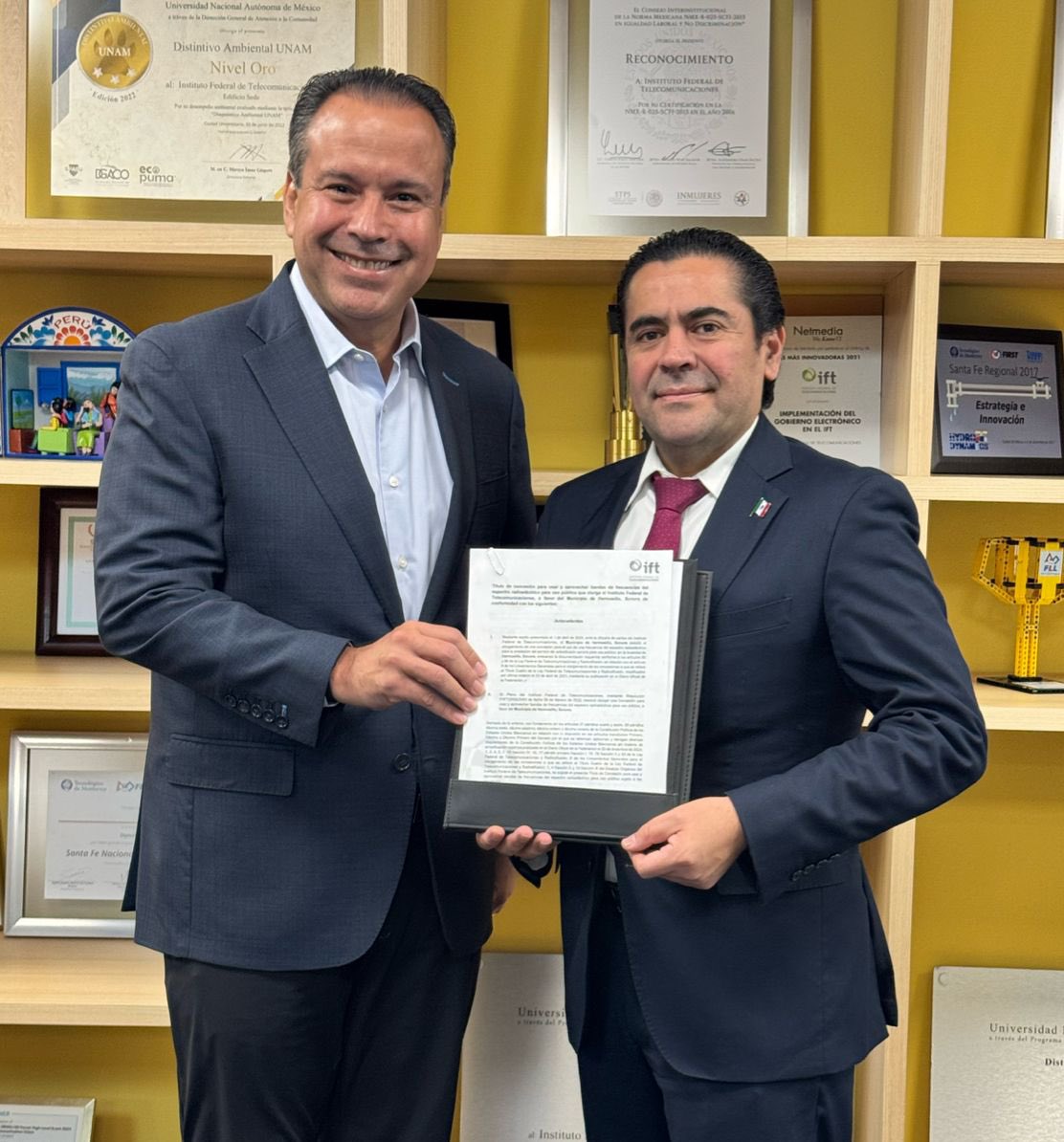 ¡La H hace historia! Recibimos de manos del Comisionado Presidente del <a href="/IFT_MX/">IFT</a>, Javier Juárez Mojica, la primera concesión pública de radio para Hermosillo, con vigencia de 15 años.

Muy pronto podrás escuchar Radio La H 89.3 FM en un espacio con enfoque social, para informar,