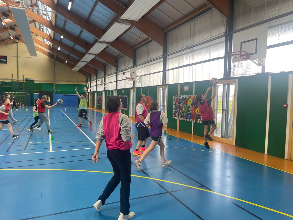 🏀 Quand nos élèves de la section sportive  accueillent de jeunes adultes handicapés et que nos élèves <a href="/EUErasmusPlus/">Erasmus+</a> participent à l'échange, cela donne un très beau moment sportif empreint de citoyenneté et de solidarité, valeurs au ♥️de notre section ! 
<a href="/ac_normandie/">Académie de Normandie</a> <a href="/dsden27/">DSDEN27</a>